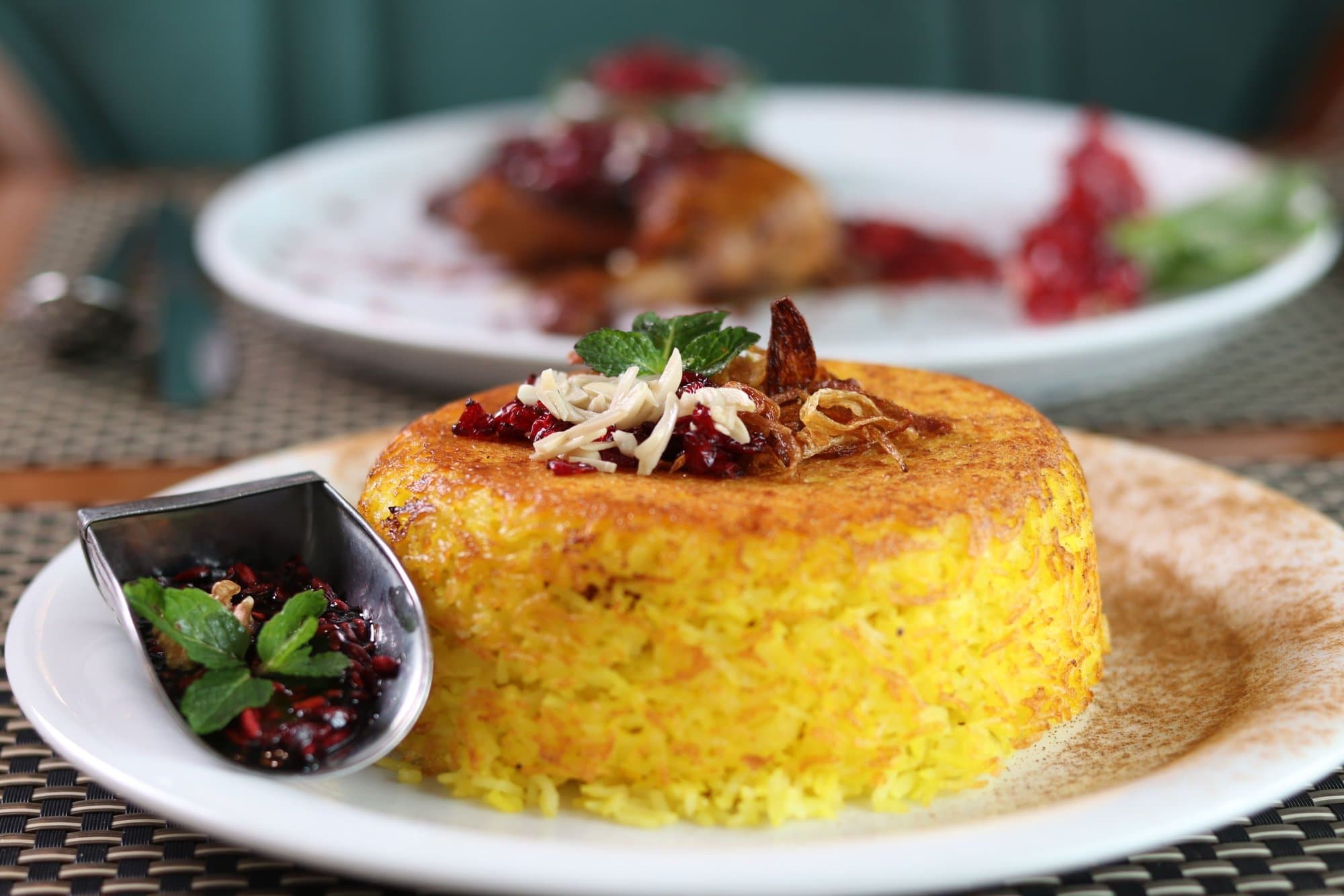 Zəfəranla boyanmış plov